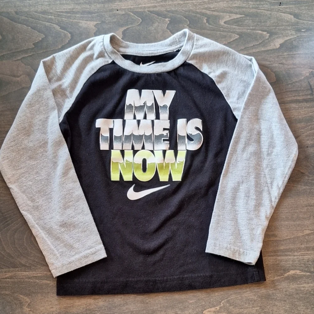 BUNDLE BOYS SIZE 5 NIKE SHIRTS AND COATS - Picture 4 of 5